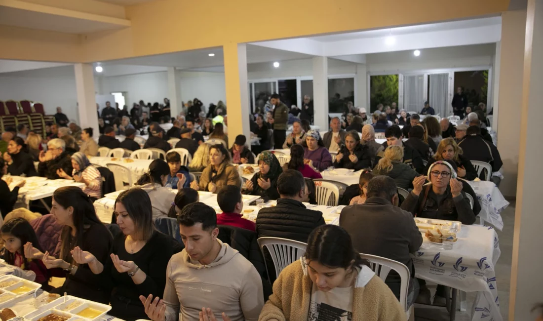 İzmir'de Güzelbahçe Belediyesi,  Ramazan’ın ilk gününde kurulan iftar sofrası,