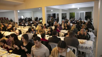 İzmir'de Güzelbahçe Belediyesi,  Ramazan’ın ilk gününde kurulan iftar sofrası,