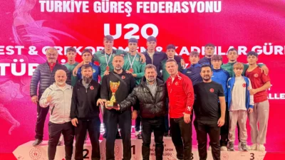 Sakarya Büyükşehir Belediyesi Spor Kulübü Güreş takımı sporcuları, başarılarına bir