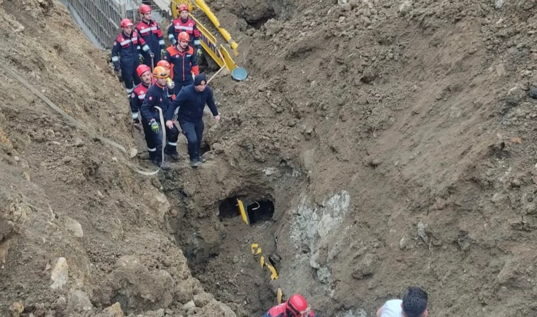 Trabzon'da göçük altında kalan iş makinesinin içinde mahsur kalan operatör,