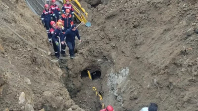 Trabzon'da göçük altında kalan iş makinesinin içinde mahsur kalan operatör,