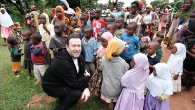 “İyiliği çoğaltma” hedefiyle yola çıkan ünlü iletişimci Özgür Aras, Hayrıeli