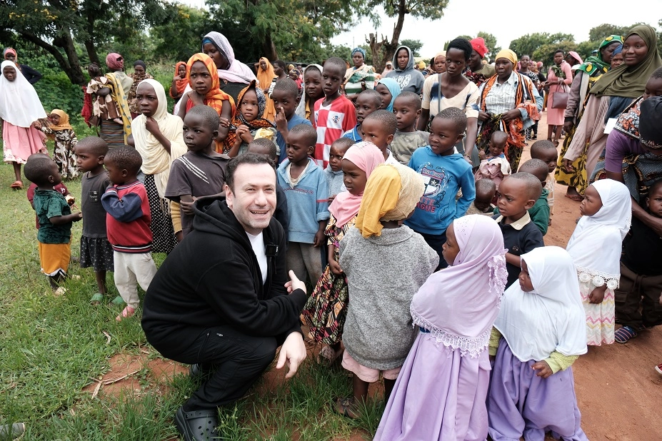 “İyiliği çoğaltma” hedefiyle yola çıkan ünlü iletişimci Özgür Aras, Hayrıeli