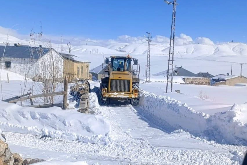 Van’da etkili olan kar yağışı, kent genelinde hayatı beyaza bürüdü.