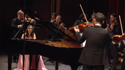 Mozarteum Üniversitesi Pre-College öğrencisi genç piyanist Elif Naz Ertuğrul, ENKA