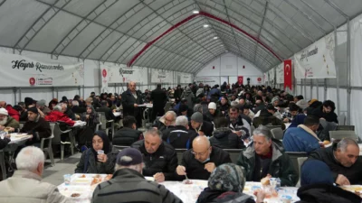 Keçiören Belediyesi, 18 ayrı noktada kurduğu iftar sofraları ve dağıttığı