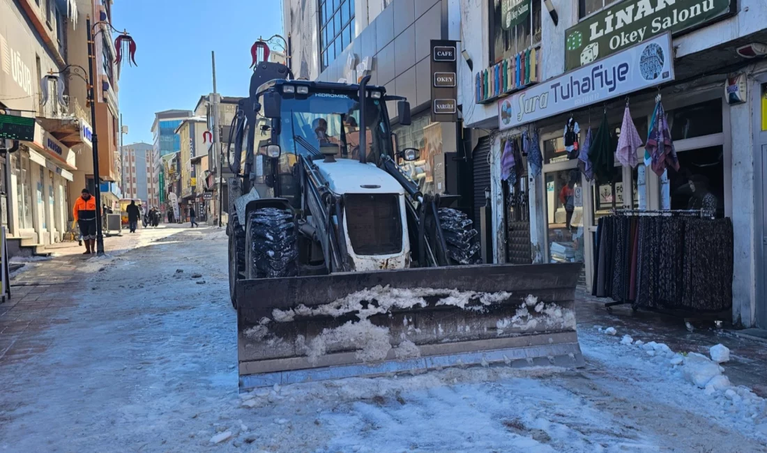 Ağrı Belediyesi, kentte etkili olan kar yağışının ardından cadde ve