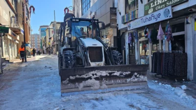 Ağrı Belediyesi, kentte etkili olan kar yağışının ardından cadde ve