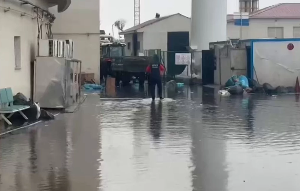 Ağrı Valiliği, sabah saatlerinden itibaren etkili olan su taşkınlarına karşı