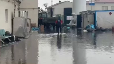 Ağrı Valiliği, sabah saatlerinden itibaren etkili olan su taşkınlarına karşı