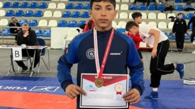 Ağrı’nın genç güreşçilerinden Berat Çelik, Rize’de düzenlenen Okullar Arası Yıldızlar