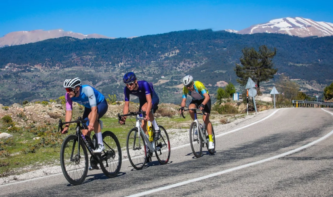 Amatör yol bisikletçileri, 11-12 Nisan 2026 tarihlerinde Antalya'nın Kemer ilçesinde