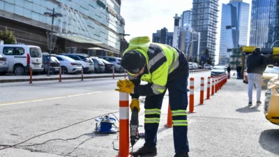 Ankara Büyükşehir Belediyesi alışveriş merkezlerinin giriş ve çıkışlarındaki trafik yoğunluğunu