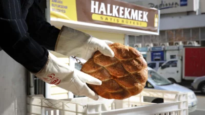 Ankara Büyükşehir Belediyesi Halk Ekmek’in mobil fırın uygulamasıyla yerinde üretilen