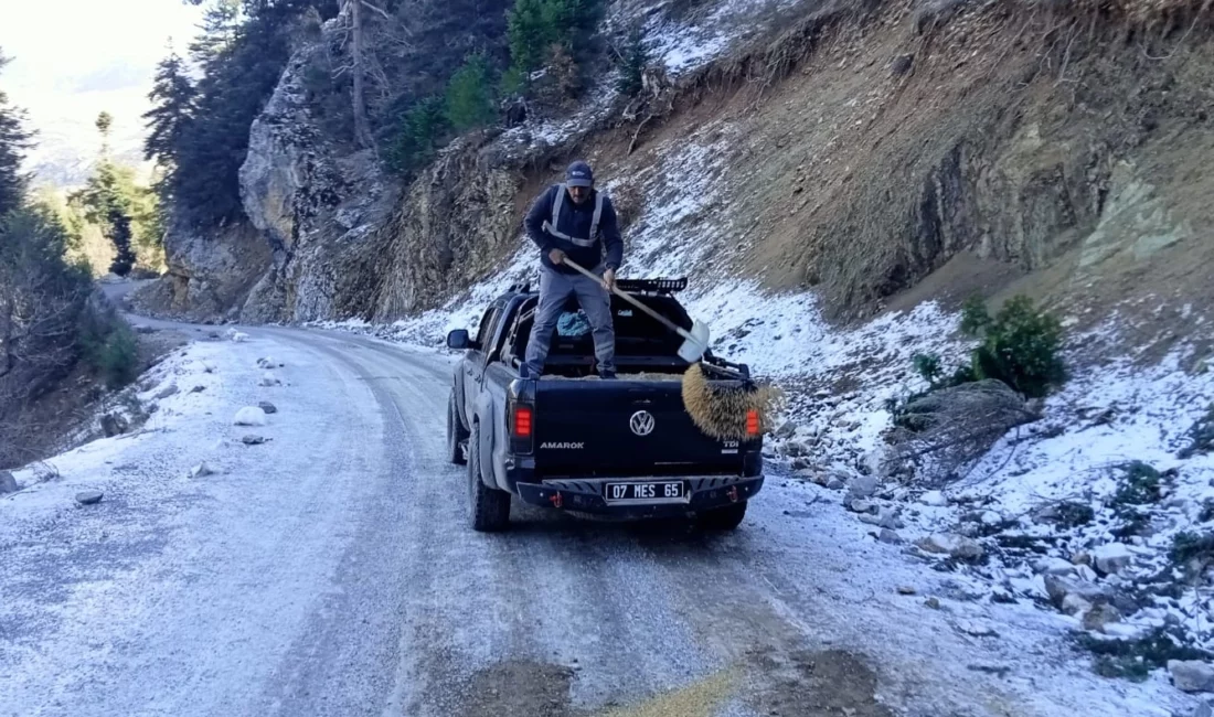 Antalya Alanya'da göçük nedeniyle bozulan yollarda çalışmalar devam ediyor. Antalya