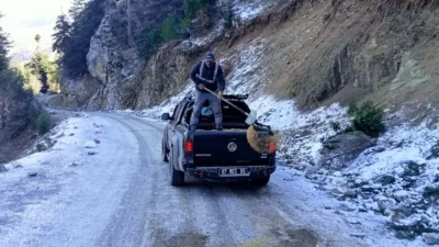 Antalya Alanya'da göçük nedeniyle bozulan yollarda çalışmalar devam ediyor. Antalya