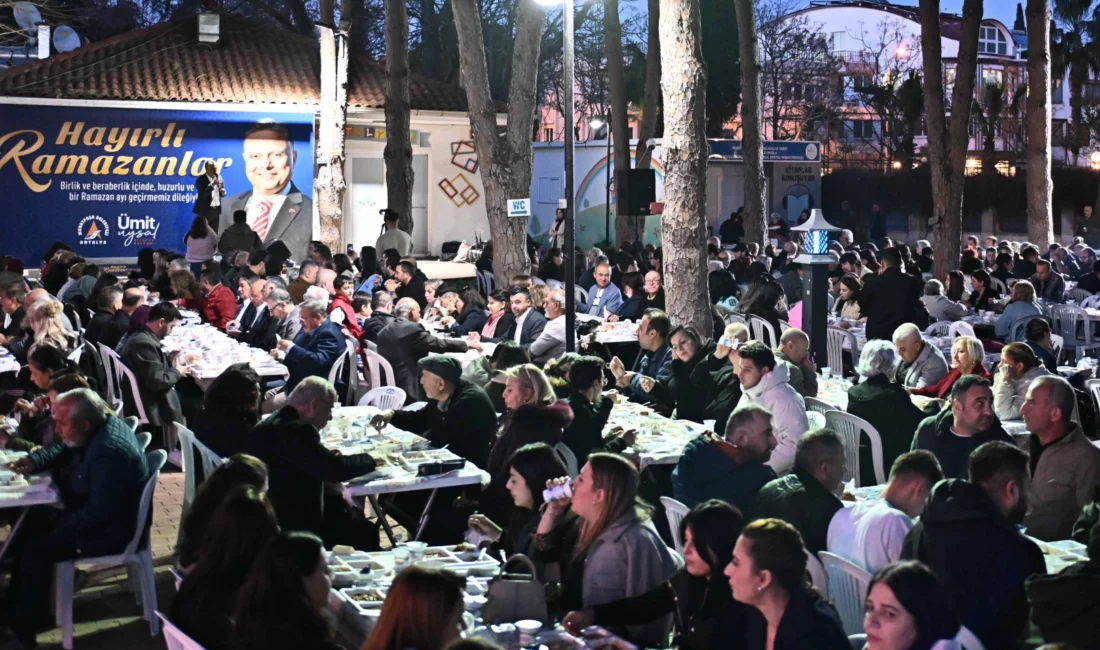 Antalya’da Muratpaşa Belediyesi’nin Engelsiz Kafe’de düzenlediği iftar programında 2 bini