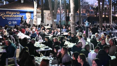 Antalya’da Muratpaşa Belediyesi’nin Engelsiz Kafe’de düzenlediği iftar programında 2 bini