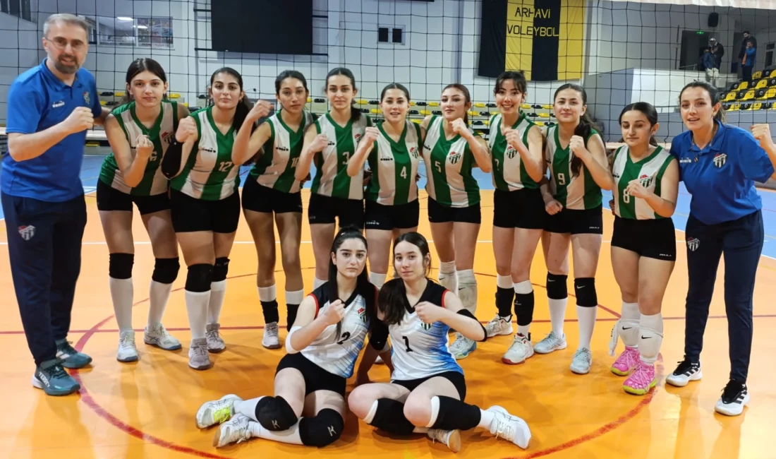 Artvin Kulüpler Arası Genç Kızlar Voleybol İl Birinciliği maçında Arhavi