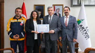 Artvin Valisi Turan Ergün, yılın sağlık çalışanlarını başarı belgesi ile