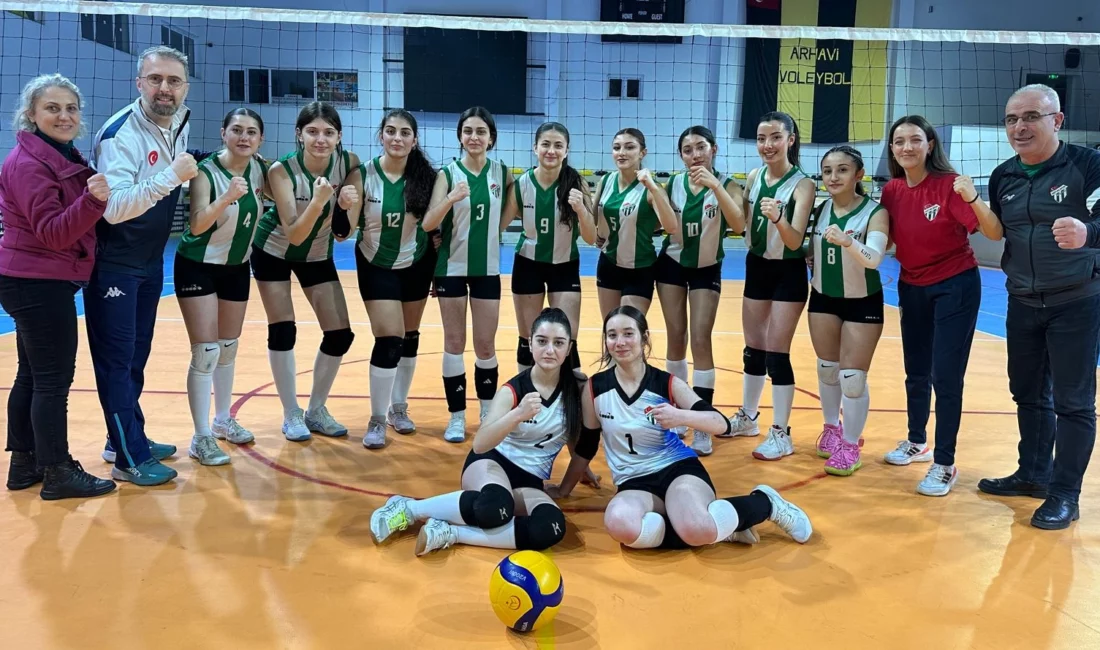 Artvin Genç Kızlar Voleybol İl Birinciliği maçında Artvinspor Voleybol Spor