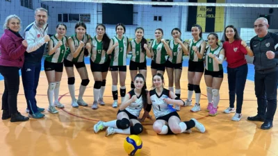 Artvin Genç Kızlar Voleybol İl Birinciliği maçında Artvinspor Voleybol Spor