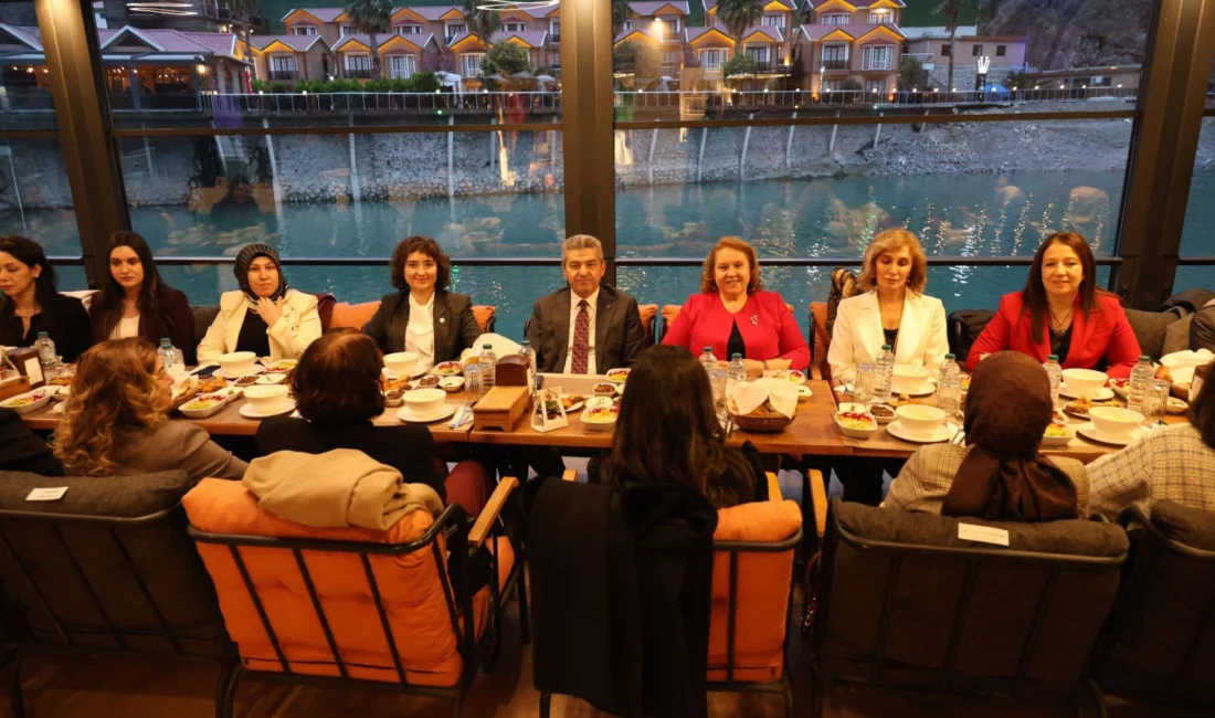 Artvin Valisi Turan Ergün ile eşi Hülya Ergün, “8 Mart