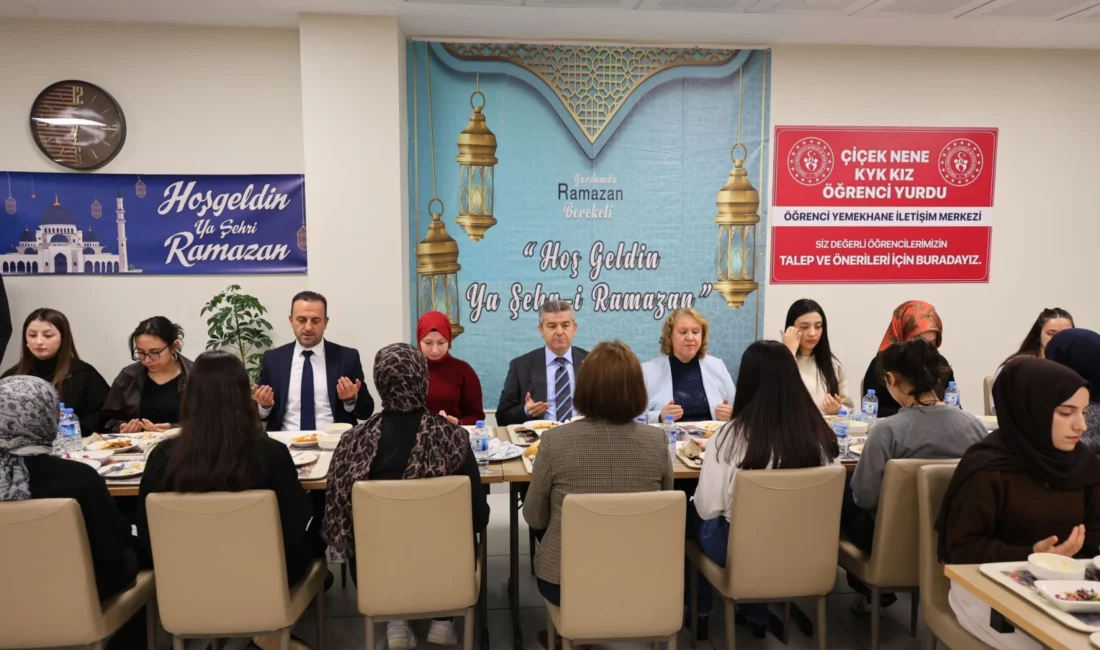 Artvin Valisi Turan Ergün, KYK yurdunda üniversite öğrencileriyle iftar yaptı