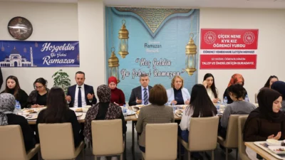 Artvin Valisi Turan Ergün, KYK yurdunda üniversite öğrencileriyle iftar yaptı