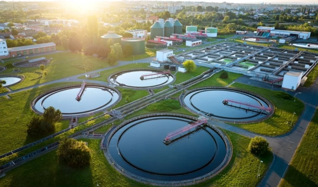 Atık su altyapısında yerçekimi akışının her noktada yeterli olmaması nedeniyle