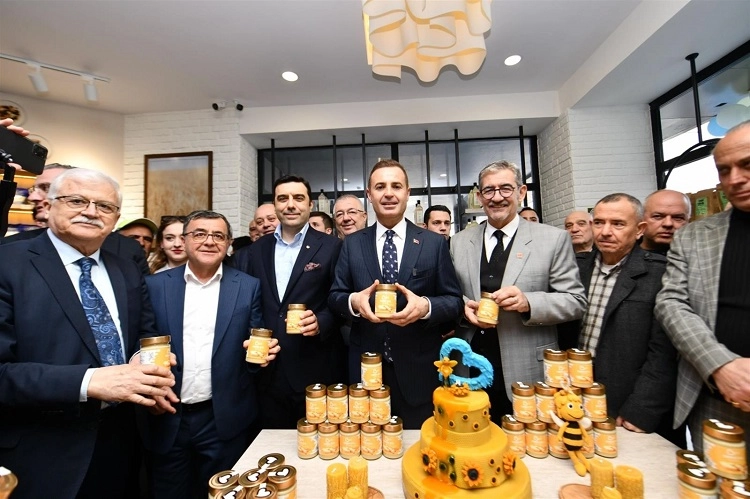 Balıkesir Büyükşehir Belediye Başkanı Ahmet Akın, yerel üreticileri desteklemek ve