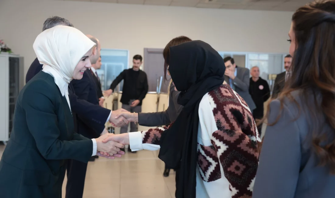 Aile ve Sosyal Hizmetler Bakanı Mahinur Özdemir Göktaş, bakanlık personeli