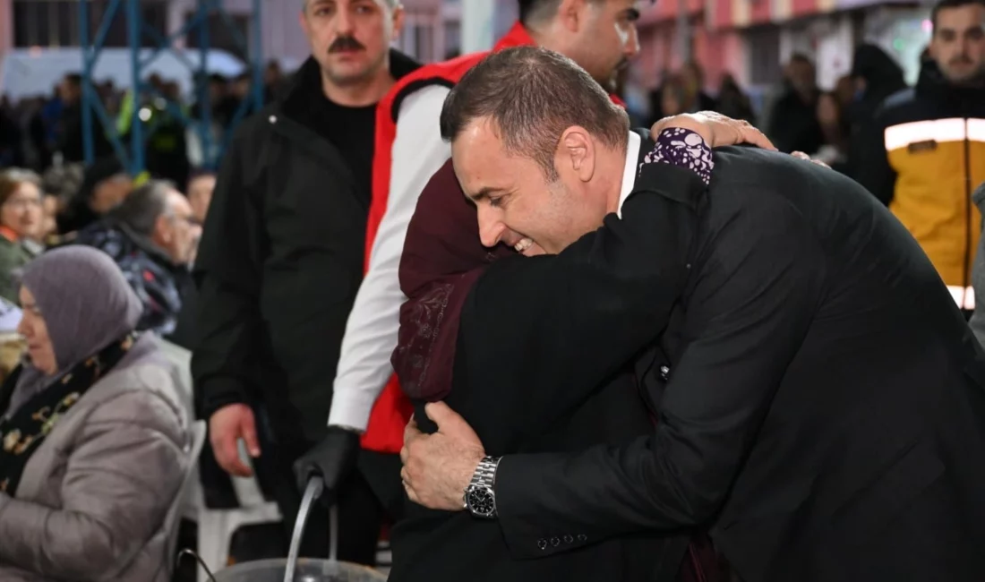 Balıkesir Büyükşehir Belediye Başkanı Ahmet Akın, Edremit’te binlerce kişiyle aynı