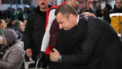 Balıkesir Büyükşehir Belediye Başkanı Ahmet Akın, Edremit’te binlerce kişiyle aynı