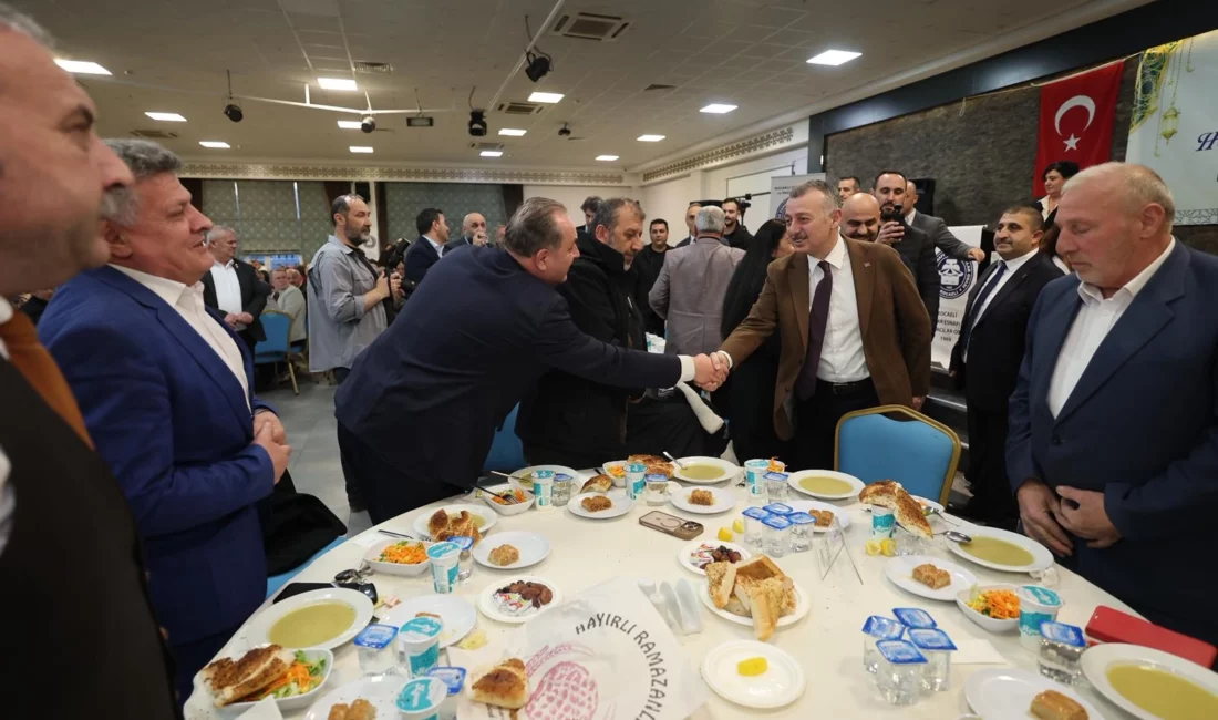 Kocaeli Büyükşehir Belediye Başkanı Tahir Büyükakın, iftarını Pazarcılar Odası üyeleri