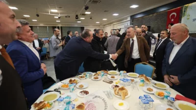 Kocaeli Büyükşehir Belediye Başkanı Tahir Büyükakın, iftarını Pazarcılar Odası üyeleri