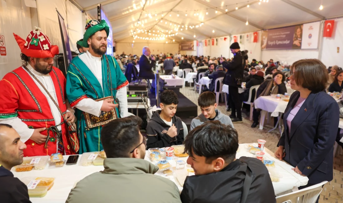 İstanbul'da Maltepe Belediyesi tarafından Cumhuriyet Meydanı’nda kurulan iftar çadırı, Ramazan