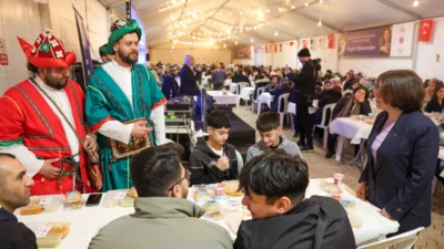 İstanbul'da Maltepe Belediyesi tarafından Cumhuriyet Meydanı’nda kurulan iftar çadırı, Ramazan