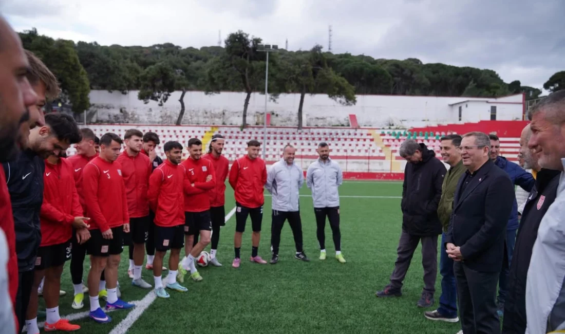 Ayvalık Belediye Başkanı Mesut Ergin, Ayvalıkgücü Belediyespor’un antrenmanını ziyaret ederek