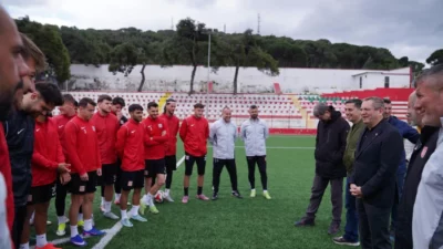 Ayvalık Belediye Başkanı Mesut Ergin, Ayvalıkgücü Belediyespor’un antrenmanını ziyaret ederek