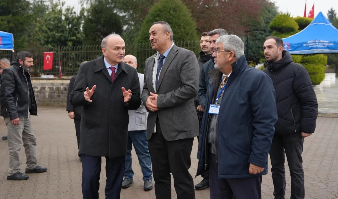 Düzce Belediye Başkanı Faruk Özlü, Ramazan Bayramı arifesinde şehir mezarlığını