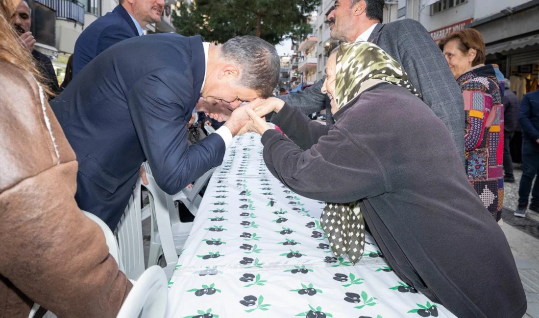 İzmir Büyükşehir Belediye Başkanı Dr. Cemil Tugay, Buca'da düzenlenen iftar
