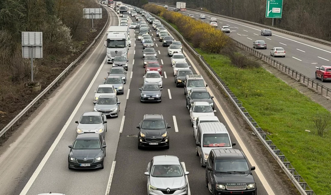 Bayram dönüşü trafiği Anadolu Otoyolu’nda yoğunluk oluşturdu.