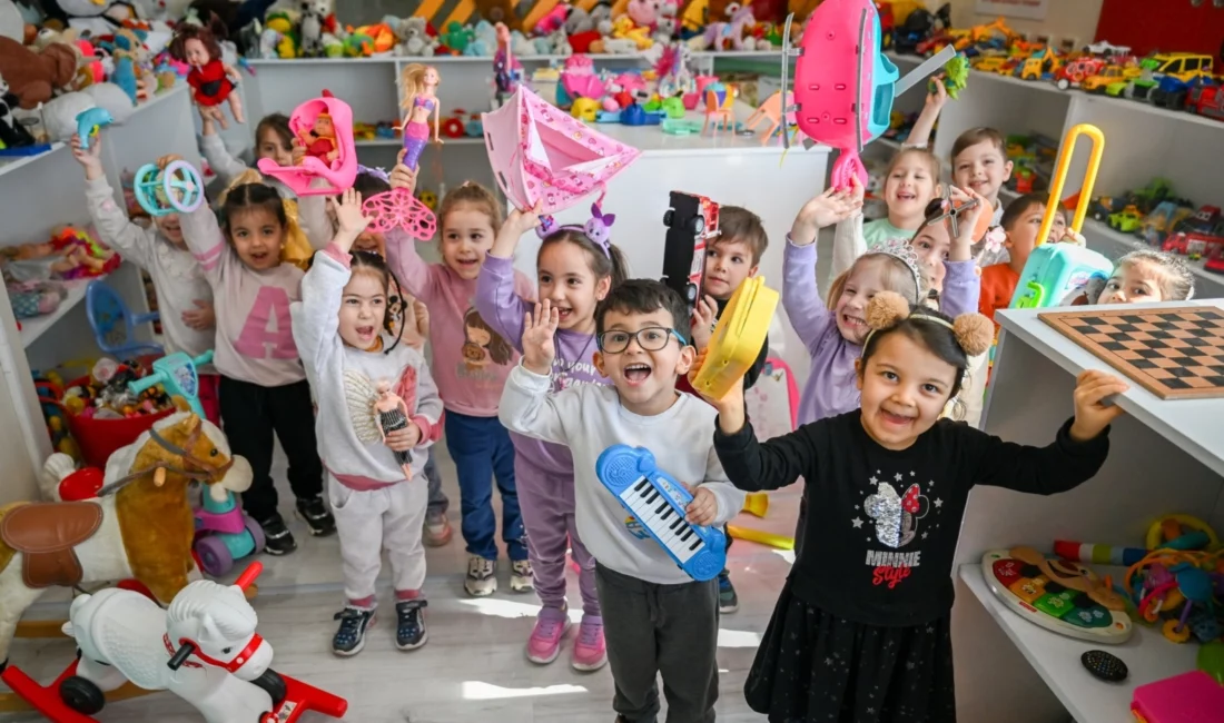 İzmir'de Bornova Belediyesi, ekonomik zorluk yaşayan çocuklar için Altındağ Atatürk