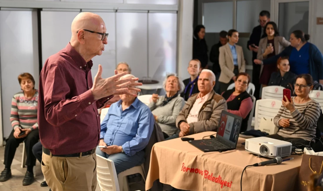 İzmir'in Bornova ilçesinde Sağlıklı Yaş Alma Merkezi’nden yararlanan çınarlara akıllı