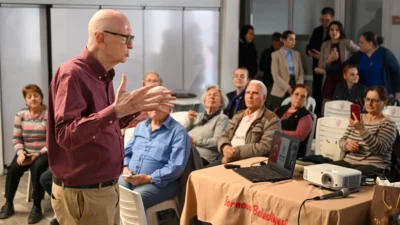 İzmir'in Bornova ilçesinde Sağlıklı Yaş Alma Merkezi’nden yararlanan çınarlara akıllı