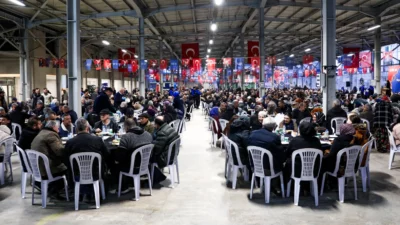 Bursa Büyükşehir Belediyesi’nin Yenişehir ilçesinde düzenlendiği iftar programında yüzlerce vatandaş