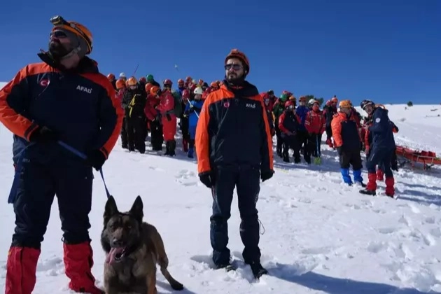 AFAD’ın koordinasyonunda düzenlenen tatbikatta, çığ altında kalan vatandaşların kurtarılması için