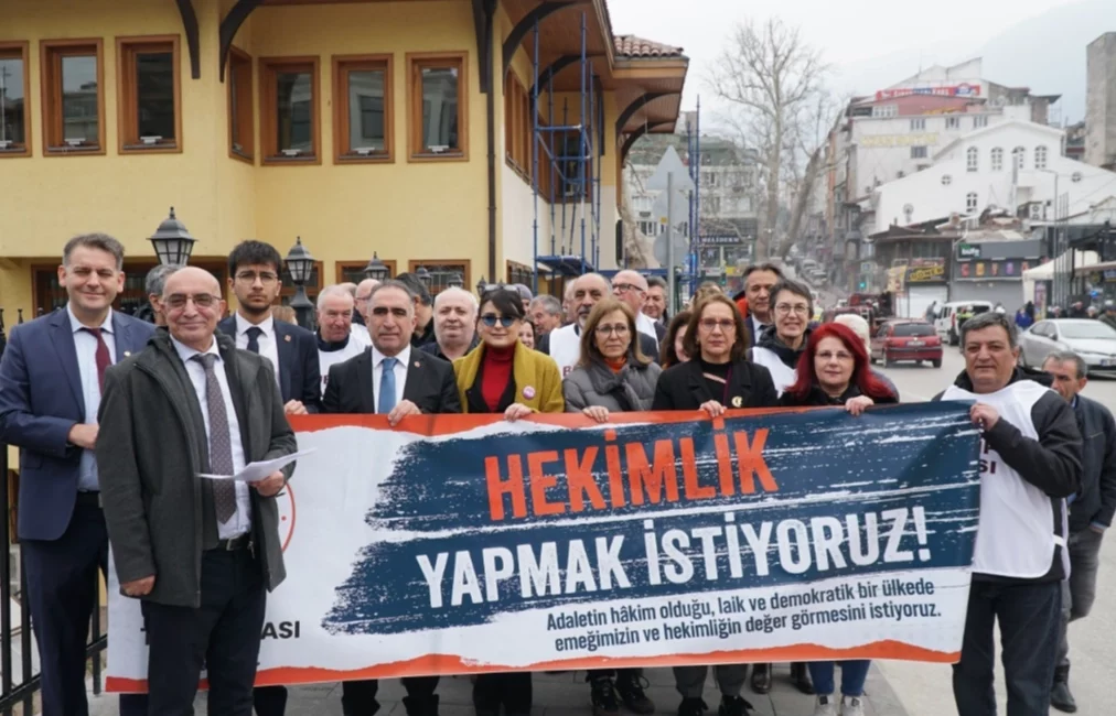 Bursa Tabip Odası, 14 Mart Tıp Haftası kapsamında Setbaşı’nda basın