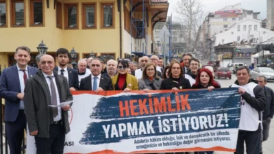 Bursa Tabip Odası, 14 Mart Tıp Haftası kapsamında Setbaşı’nda basın